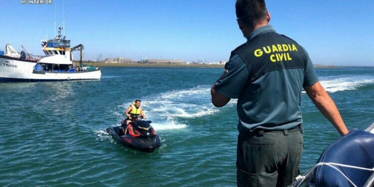 Arranca en Cádiz la campaña de control de motos acuáticas y embarcaciones