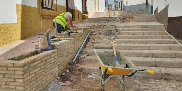 Chiclana: Se procede a la renovación de las jardineras y barandillas de la calle Cabezo