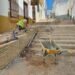 Chiclana: Se procede a la renovación de las jardineras y barandillas de la calle Cabezo