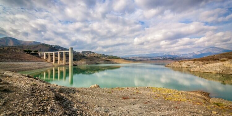 El pantano de la Viñuela, que abastece a la Axarquía malagueña, en estado crítico