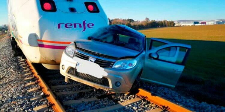 Málaga: Un fallecido tras la colisión de un tren de cercanías con un turismo en un paso a nivel sin barreras