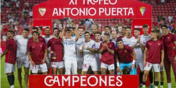 El Sevilla levanta el Trofeo Antonio Puerta
