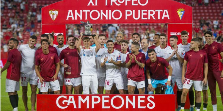 El Sevilla levanta el Trofeo Antonio Puerta