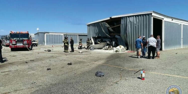 Al menos dos muertos en el coque de dos avionetas en California, EEUU