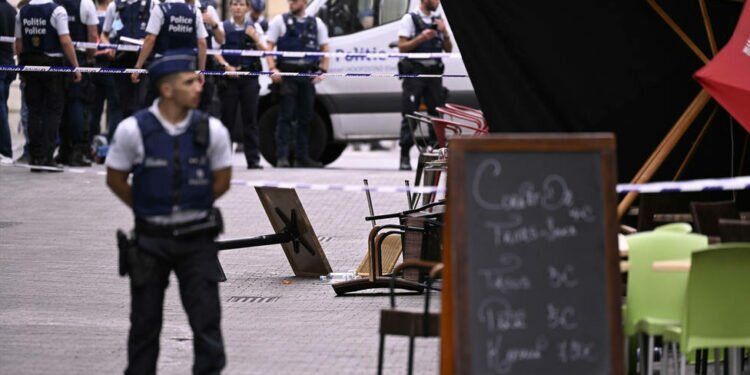 Bélgica eleva el nivel antiterrorista tras la colisión de una furgoneta contra una terraza en Bruselas