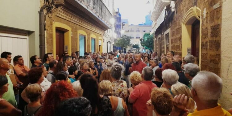 Ahora Cádiz moviliza a cientos de gaditanos para reivindicar el buen uso del agua en la ciudad