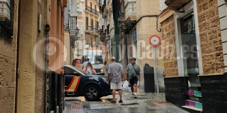 Un trabajador de 47 años cae desde un andamio en Cádiz