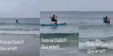 ¡Esto es Cádiz! Uno pescando sentado en una silla sobre una tabla de paddle surf