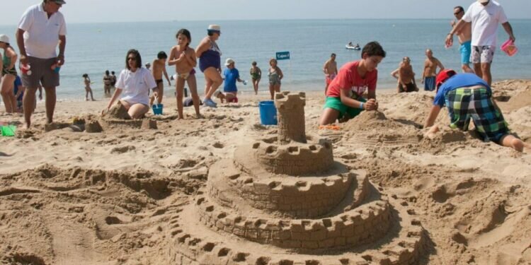 Concurso de castillos y figuras de arena en las playas de La Caleta y La Victoria