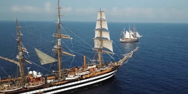 El buque Amerigo Vespucci llega a Cádiz