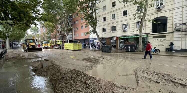 El reventón de una tubería inunda los túneles de la M-30 y colapsa el tráfico en Madrid