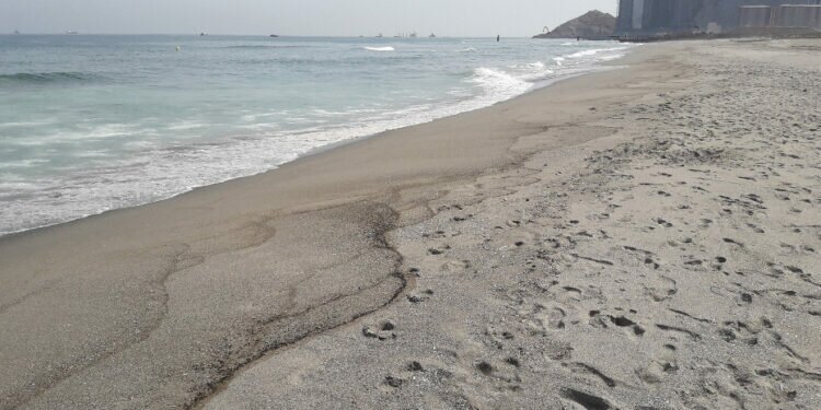 Activada la Situación 1 del Pecla tras la llegada de microbolas de hidrocarburos a las playas La Línea