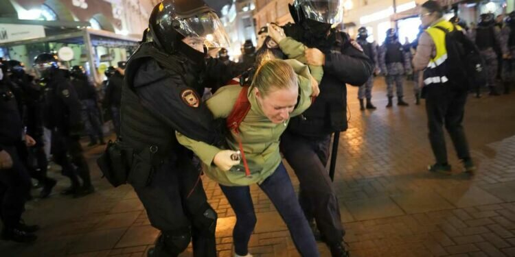 Más de 1.000 detenidos por protestar contra la movilización de reservistas anunciada por Putin