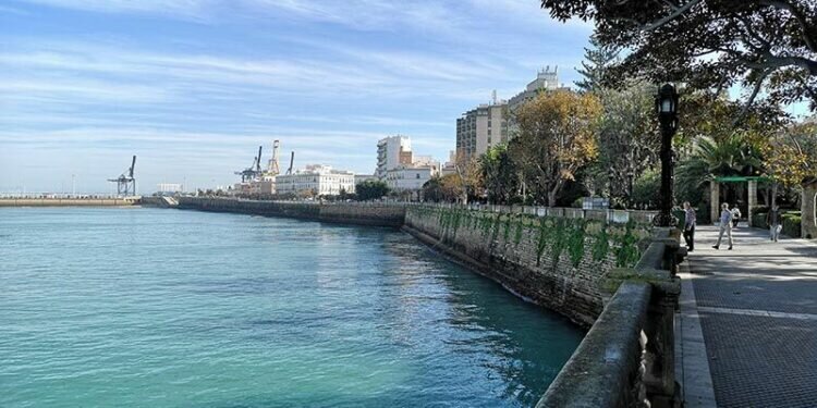 Rescatan a un hombre que cayó al mar desde la muralla de la Alameda