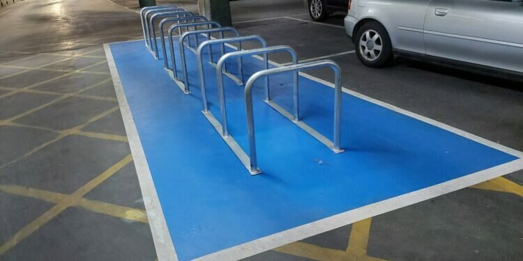 El Ayuntamiento de Cádiz, instala 108 nuevas plazas de aparcabicis en los párquines de EMASA