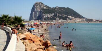 Salud prohíbe el baño en la playa de La Línea afectada por el vertido