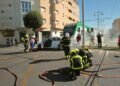 San Fernando: El TramBahía prueba su sistema de emergencias simulando un incendio en un tren en la calle Real