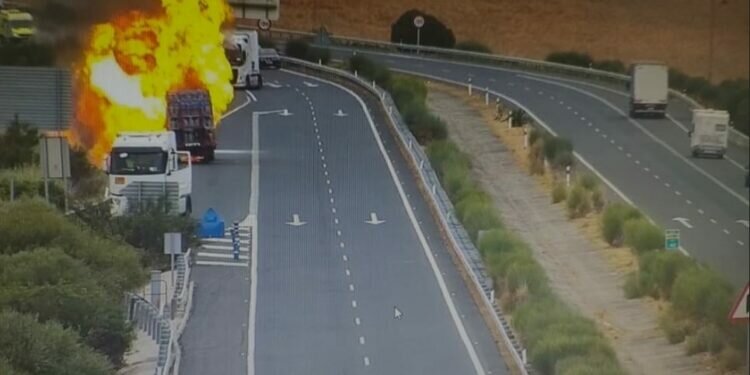 Un camión cargado de bombonas sale ardiendo a la altura de Alcalá de los Gazules