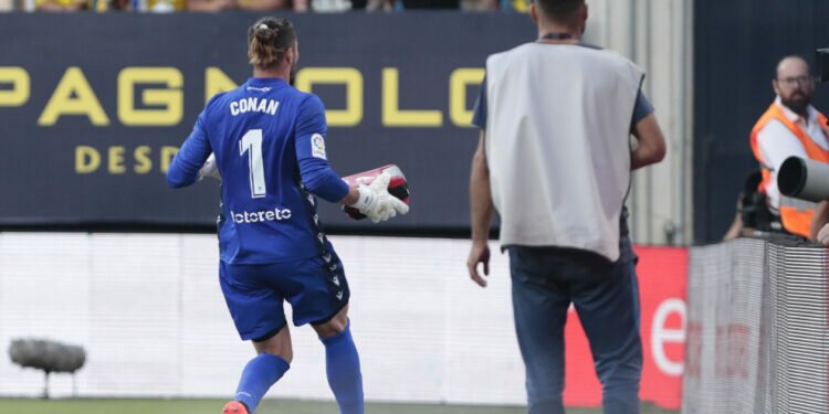 Un infarto, un desfibrilador al vuelo, la rapidez del árbitro y minutos de angustia en Cádiz