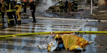 Fallece varias personas por el bombardeo en el centro de Kiev