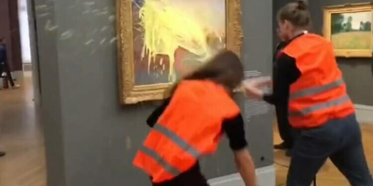 Unos activistas lanzan puré de patatas contra «Los almiares» de Monet en Alemania