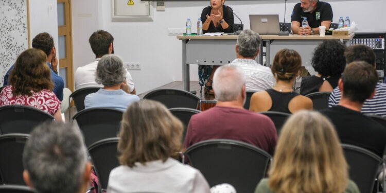Asociaciones, grupos políticos y personal técnico participan en la primera mesa informativa del Plan Director de Arbolado