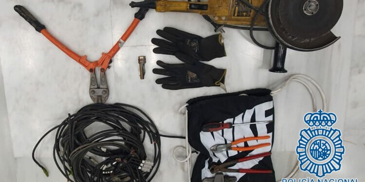 Jerez: La Policía Nacional detiene a dos hombres por robo con fuerza en el interior de una piscina municipal