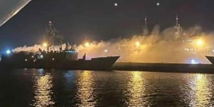 Incendio en la fragata Santa María en la Base de Rota