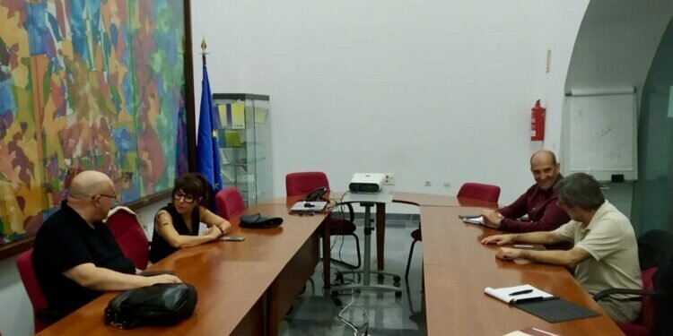 El Ayuntamiento propicia la colaboración de Facua y Asodemer para seguir introduciendo mejoras en los mercados