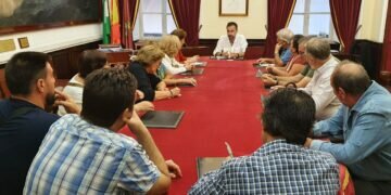 Eléctrica de Cádiz se reúne con asociaciones de vecinos para abordar las medidas que se adoptarán para amortiguar la subida de los precios de la energía