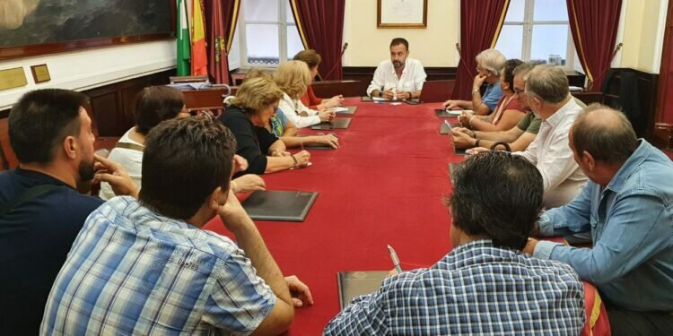 Eléctrica de Cádiz se reúne con asociaciones de vecinos para abordar las medidas que se adoptarán para amortiguar la subida de los precios de la energía