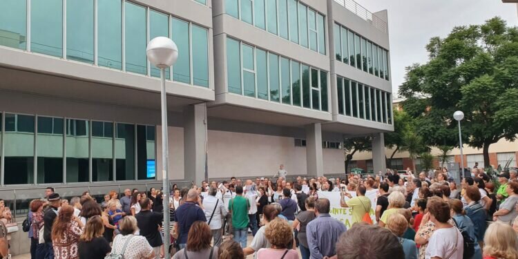 Los gaditanos protesta contra la fuerte subida de la luz