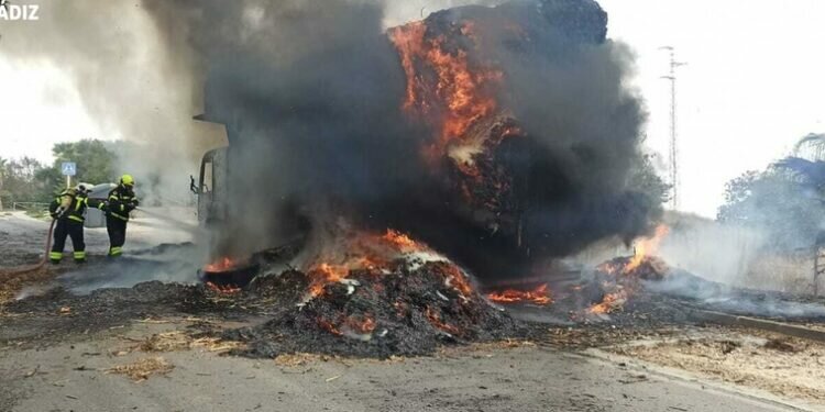 Incendio de un camión cargado de paja en Jerez