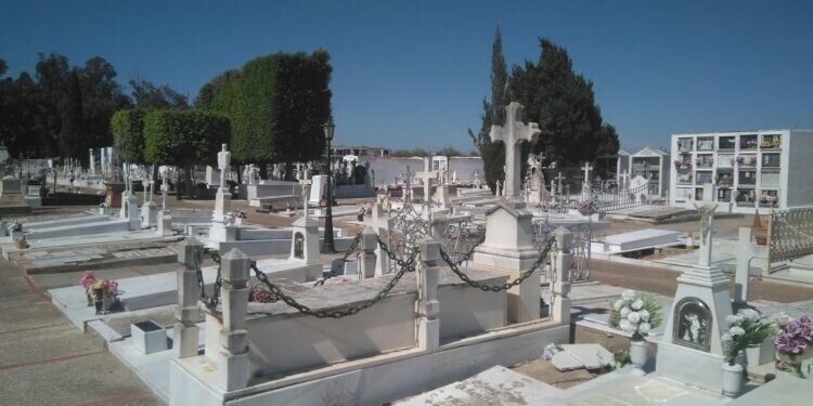 Puerto Real refuerza el horario de autobuses para visitar el cementerio