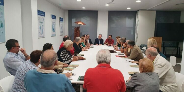 Eléctrica de Cádiz y asociaciones de vecinos concretan su colaboración para gestionar los aplazamientos y fraccionamientos de facturas acumuladas