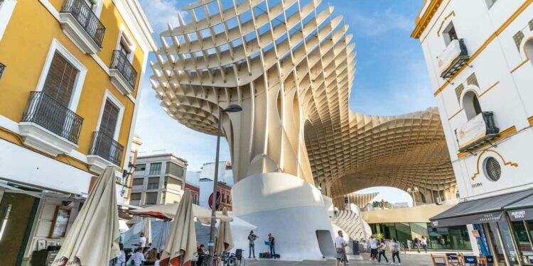 Una menor herida tras caer de las Setas de Sevilla mientras se hacía un selfie