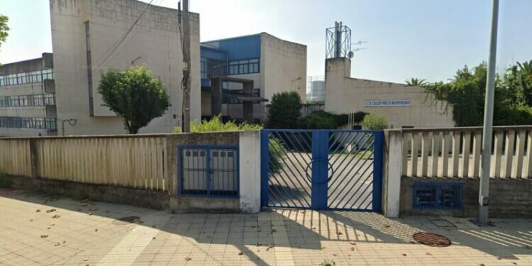 Fallece un joven de Ourense al caerle encima la pared de un vestuario del polideportivo