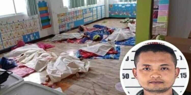 Un expolicía mata a al menos 32 personas, entre ellas 23 niños, su mujer y su hijo