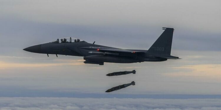 Una docena de aeronaves de Corea del Norte realiza un ejercicio con disparos a tierra en plena escalada de tensión