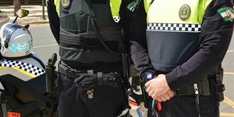 La policía busca a un conductor fugado tras atropellar a dos hombres en Dos Hermanas