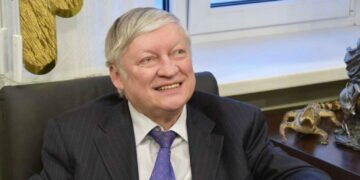 El excampeón mundial de ajedrez, Anatoli Kárpov, en coma inducido