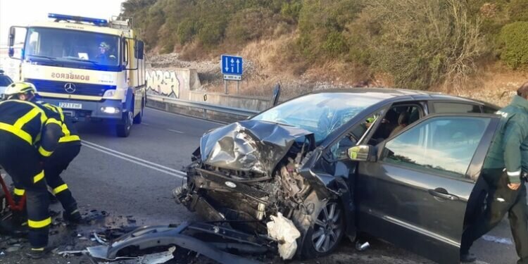 Accidente en un choque frontal entre dos coches en Tarifa