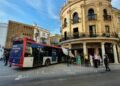 Jerez: Un autobús urbano se estrella contra la fachada del bar del Gallo Azul