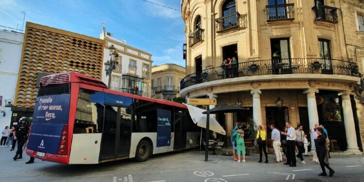 Jerez: Un autobús urbano se estrella contra la fachada del bar del Gallo Azul