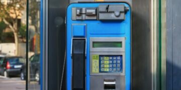 Cádiz retira las cabinas telefónicas