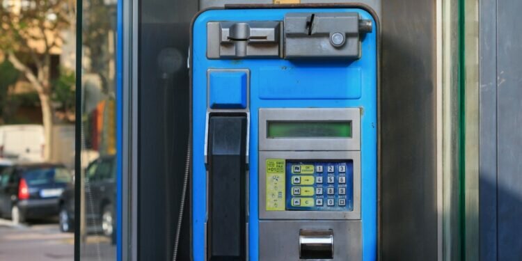 Cádiz retira las cabinas telefónicas