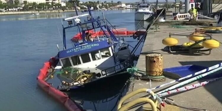 Se hunde un pesquero en el Puerto de Santa María
