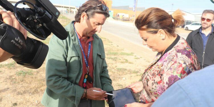 Puerto Real: Amaya: «La falta de la pasarela pone en peligro a las personas que usan la parada del tranvía de Tres Caminos»