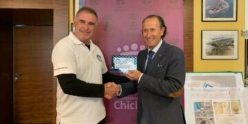 El Club Escape Libre rinde homenaje al alcalde de Chiclana