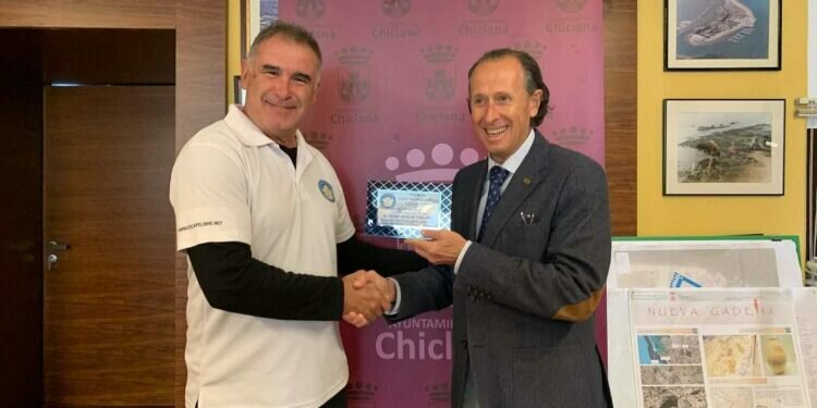 El Club Escape Libre rinde homenaje al alcalde de Chiclana